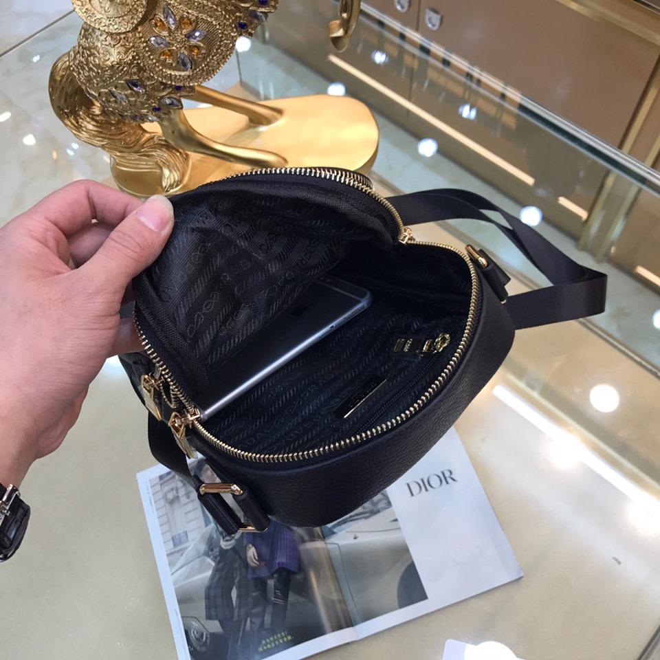 Túi đeo chéo nam Prada siêu cấp da sần