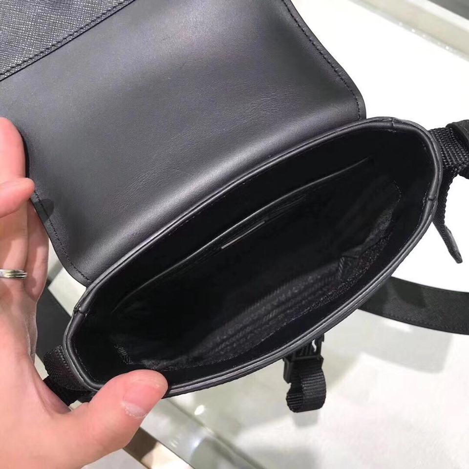 Túi đeo chéo nam Prada đen da trơn