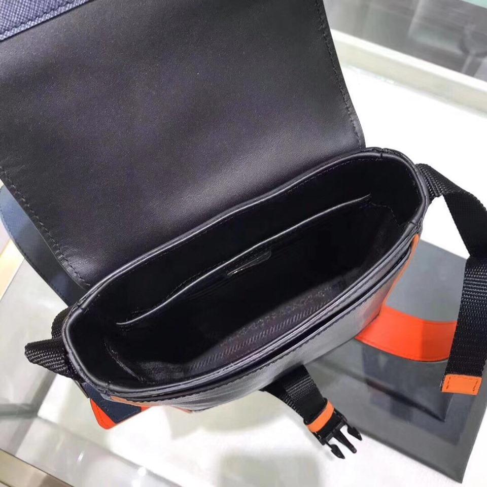 Túi đeo chéo nam Prada siêu cấp xanh viền vàng