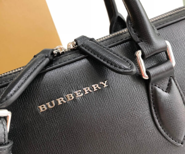 Túi xách nam Burberry da taiga họa tiết Logo chữ trắng