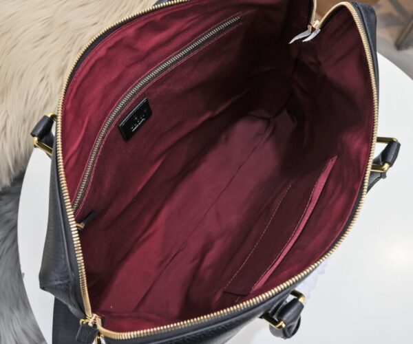 Túi xách nam Gucci siêu cấp da nhăn màu đen khóa đôi