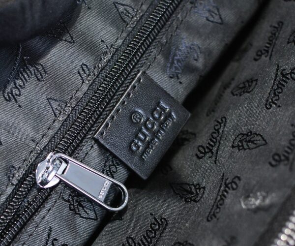 Túi xách nam Gucci siêu cấp đen da sần hoạ tiết logo G màu đen