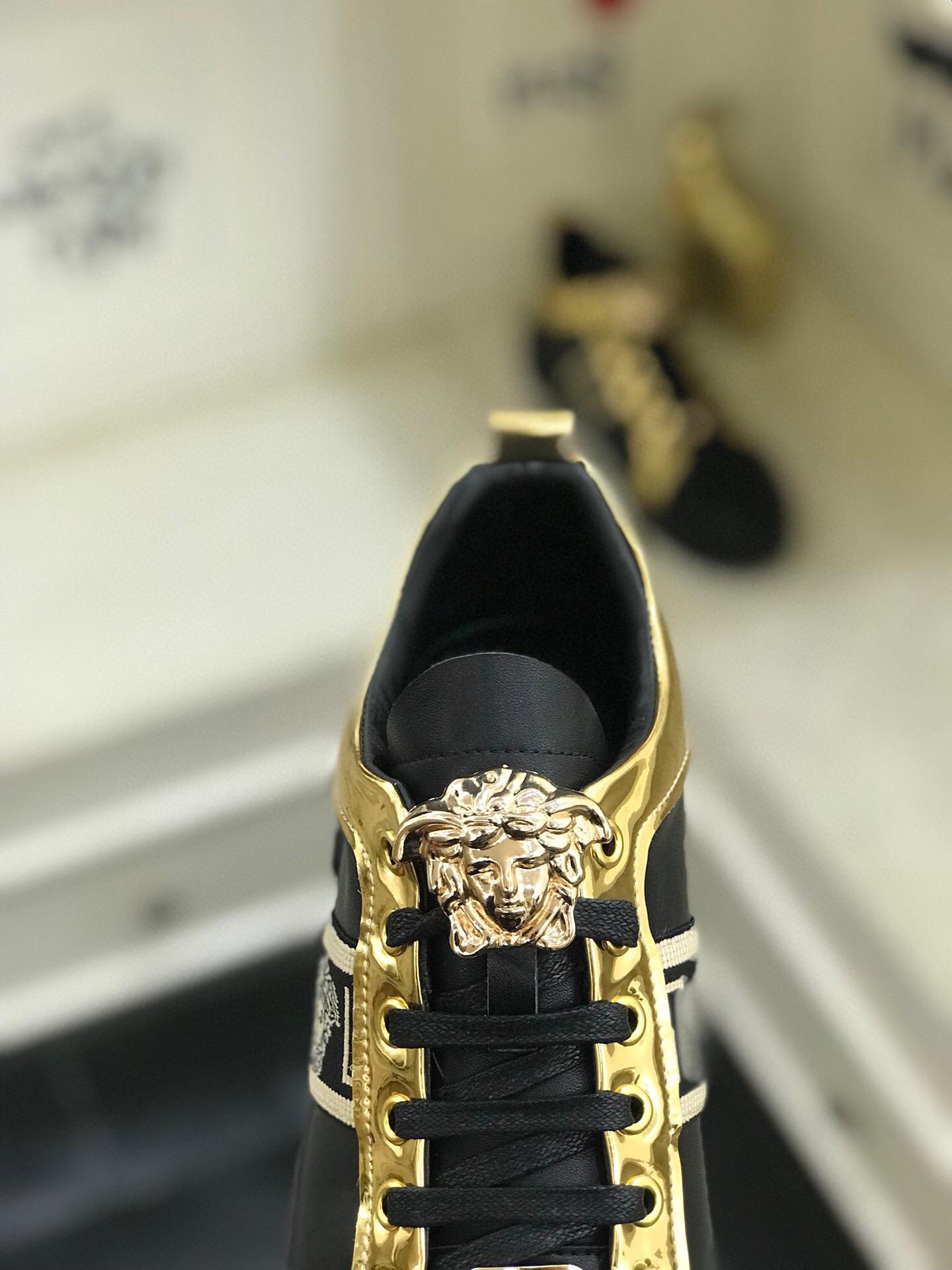 Giày nam Versace siêu cấp hoạ tiết logo vàng đen GLV14