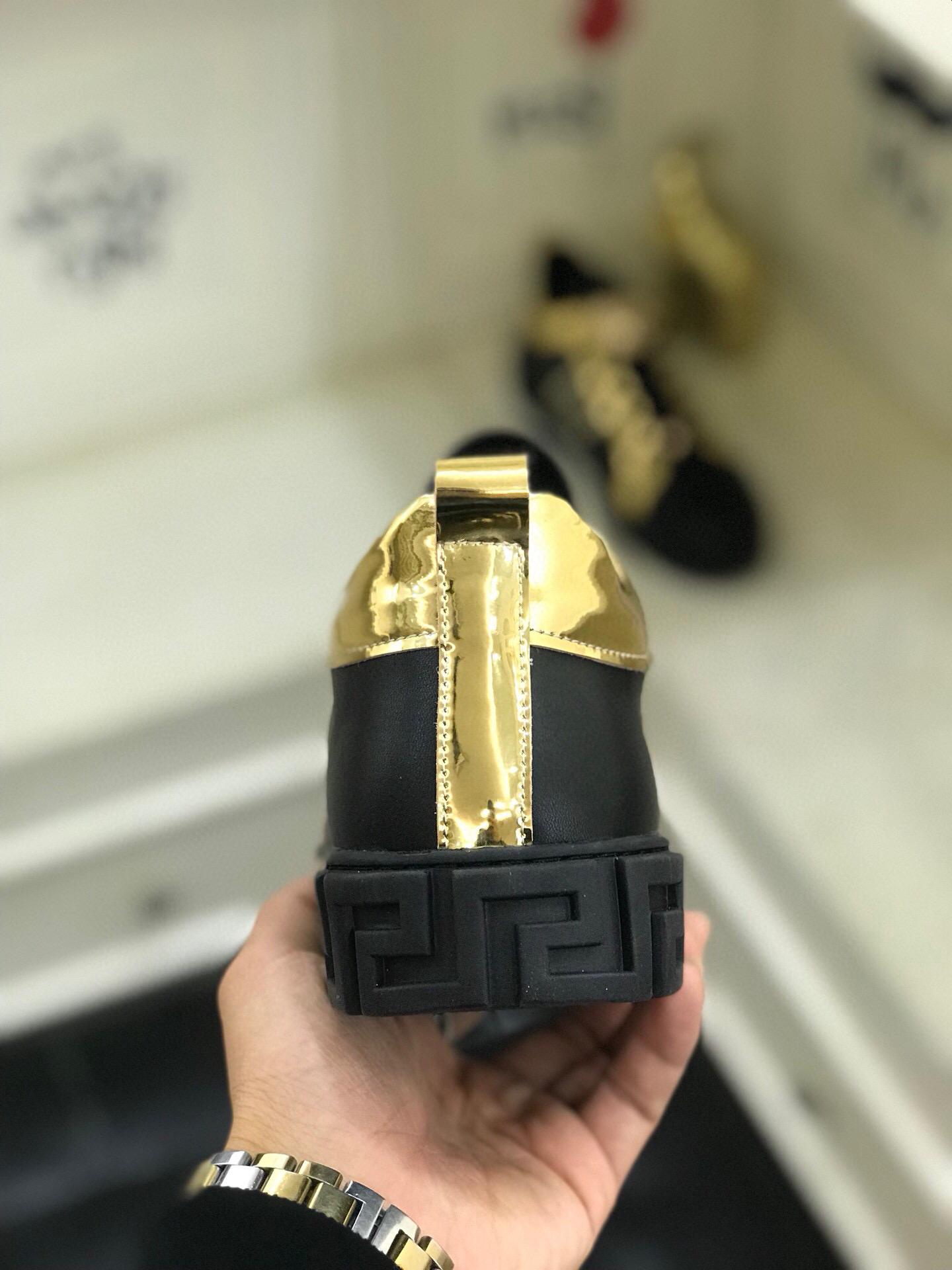 Giày nam Versace siêu cấp hoạ tiết logo vàng đen GLV14