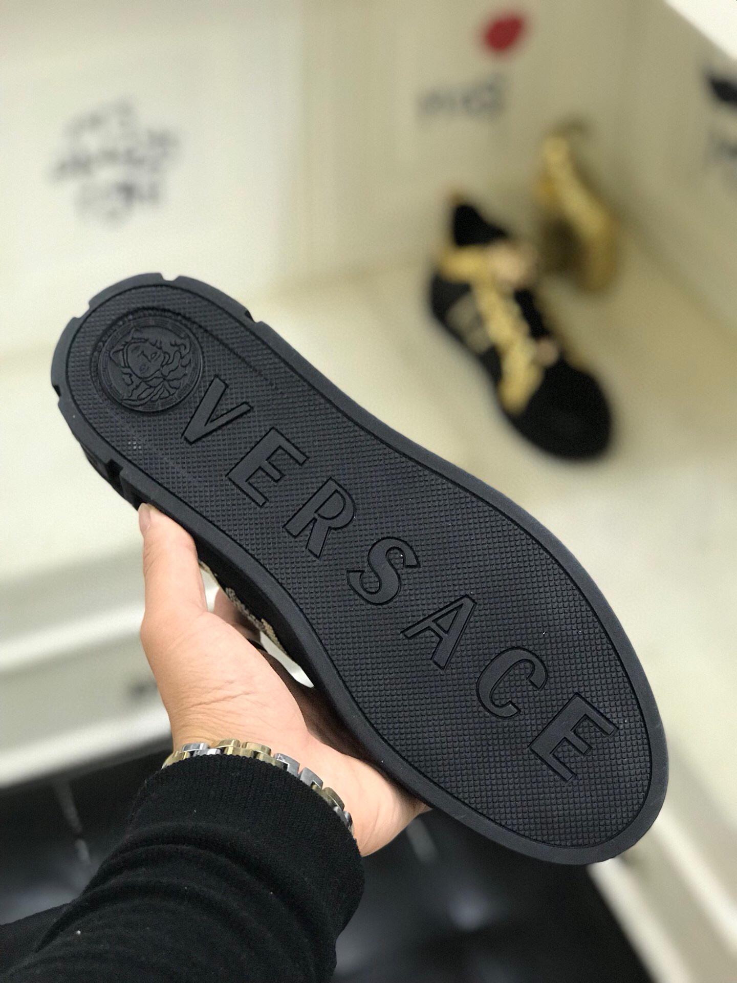 Giày nam Versace siêu cấp hoạ tiết logo vàng đen GLV14