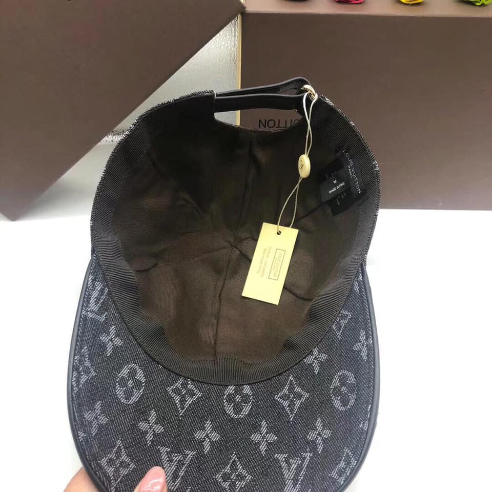 Mũ nam Louis Vuitton siêu cấp đen họa tiết logo