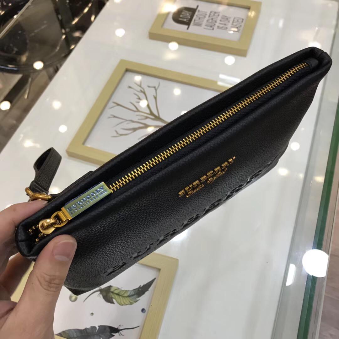 Ví nam Burberry siêu cấp cầm tay da nhăn họa tiết logo chìm