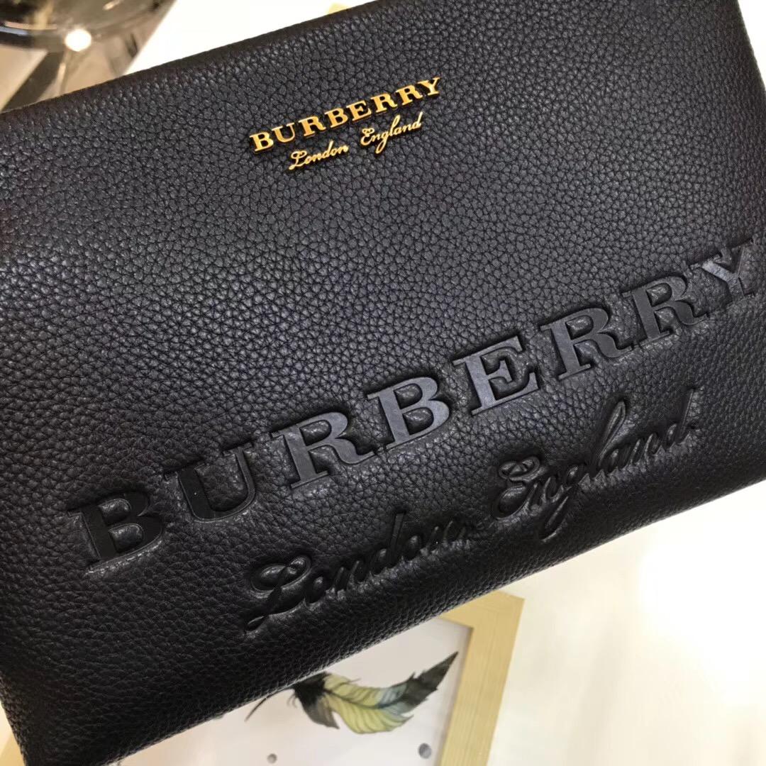 Ví nam Burberry siêu cấp cầm tay da nhăn họa tiết logo chìm