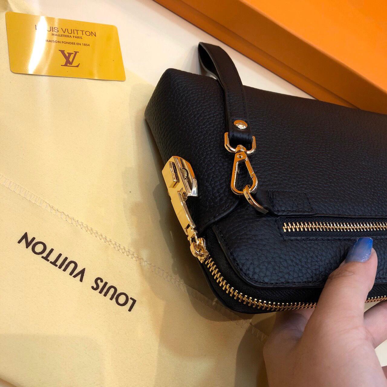 Ví nam Louis Vuitton siêu cấp cầm tay da nhăn khoá số VNLV14