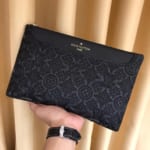 Ví nam Louis Vuitton siêu cấp cầm tay họa tiết hoa chìm