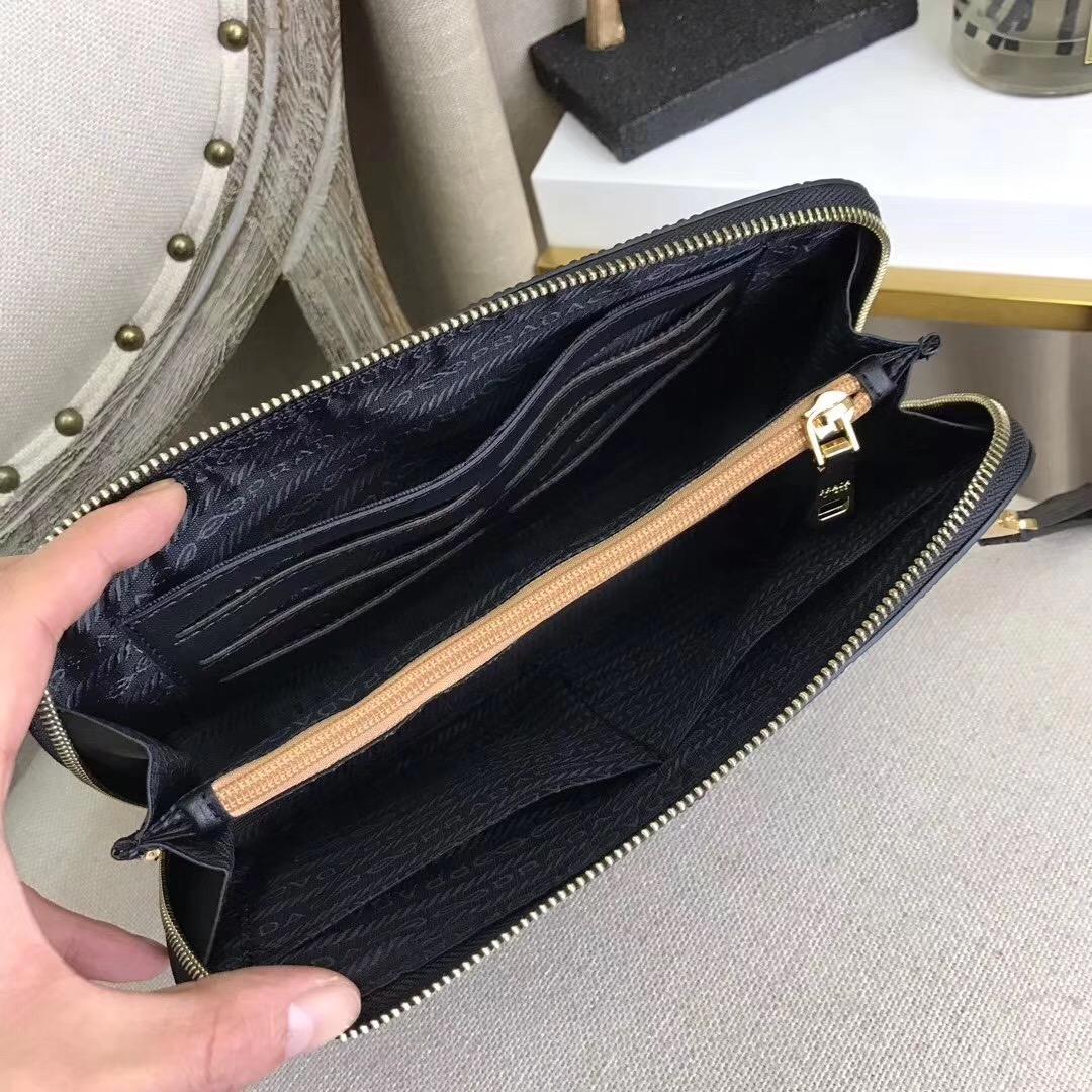 Ví nam Prada siêu cấp cầm tay da nhám họa tiết logo