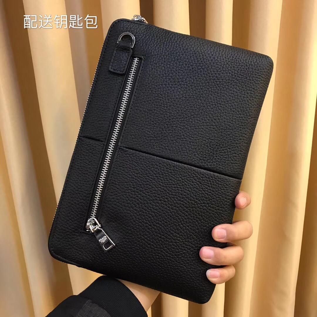 Ví nam Prada siêu cấp cầm tay họa tiết chữ chìm 