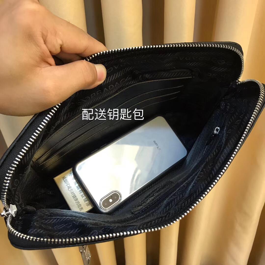 Ví nam Prada siêu cấp cầm tay họa tiết chữ chìm 