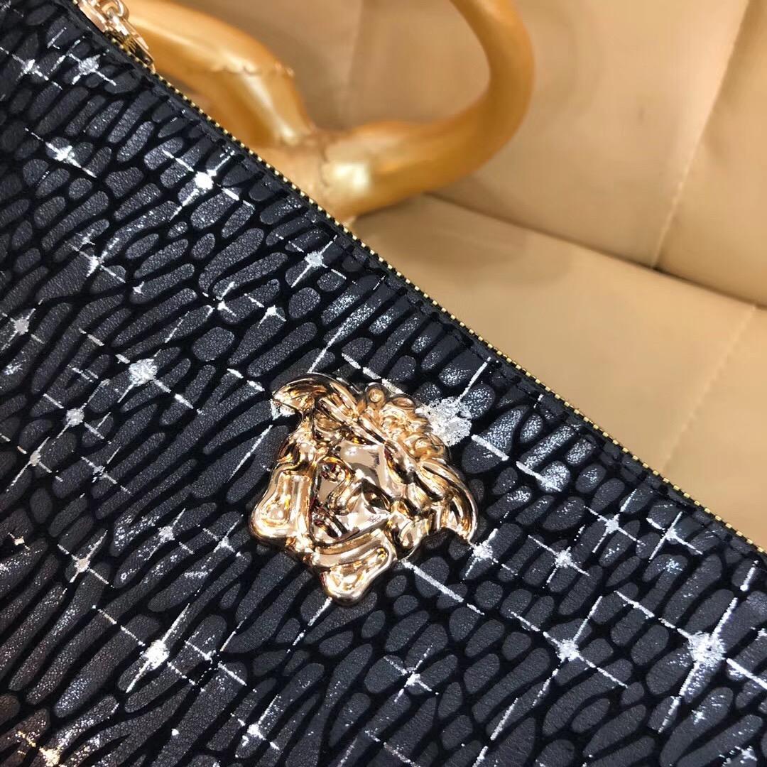 Ví nam Versace cầm tay họa tiết vì sao