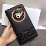 Ví nam Versace siêu cấp cầm tay họa tiết logo tròn