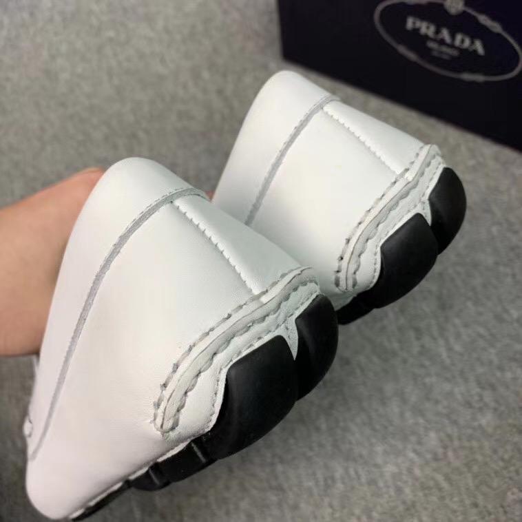 Giày lười Prada siêu cấp da trơn họa tiết logo màu trắng GLP36
