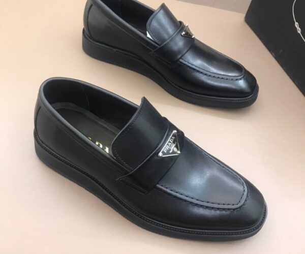 Giày lười Prada siêu cấp đế đúc logo tam giác màu đen GLP34