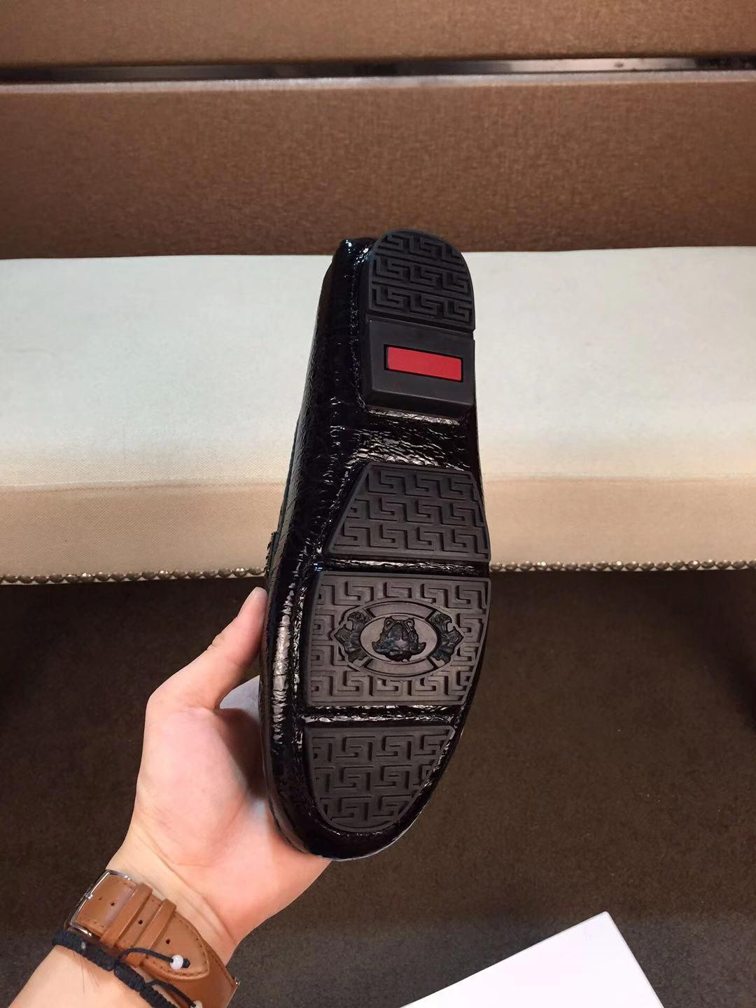 Giày lười Versace siêu cấp da đen khóa vàng