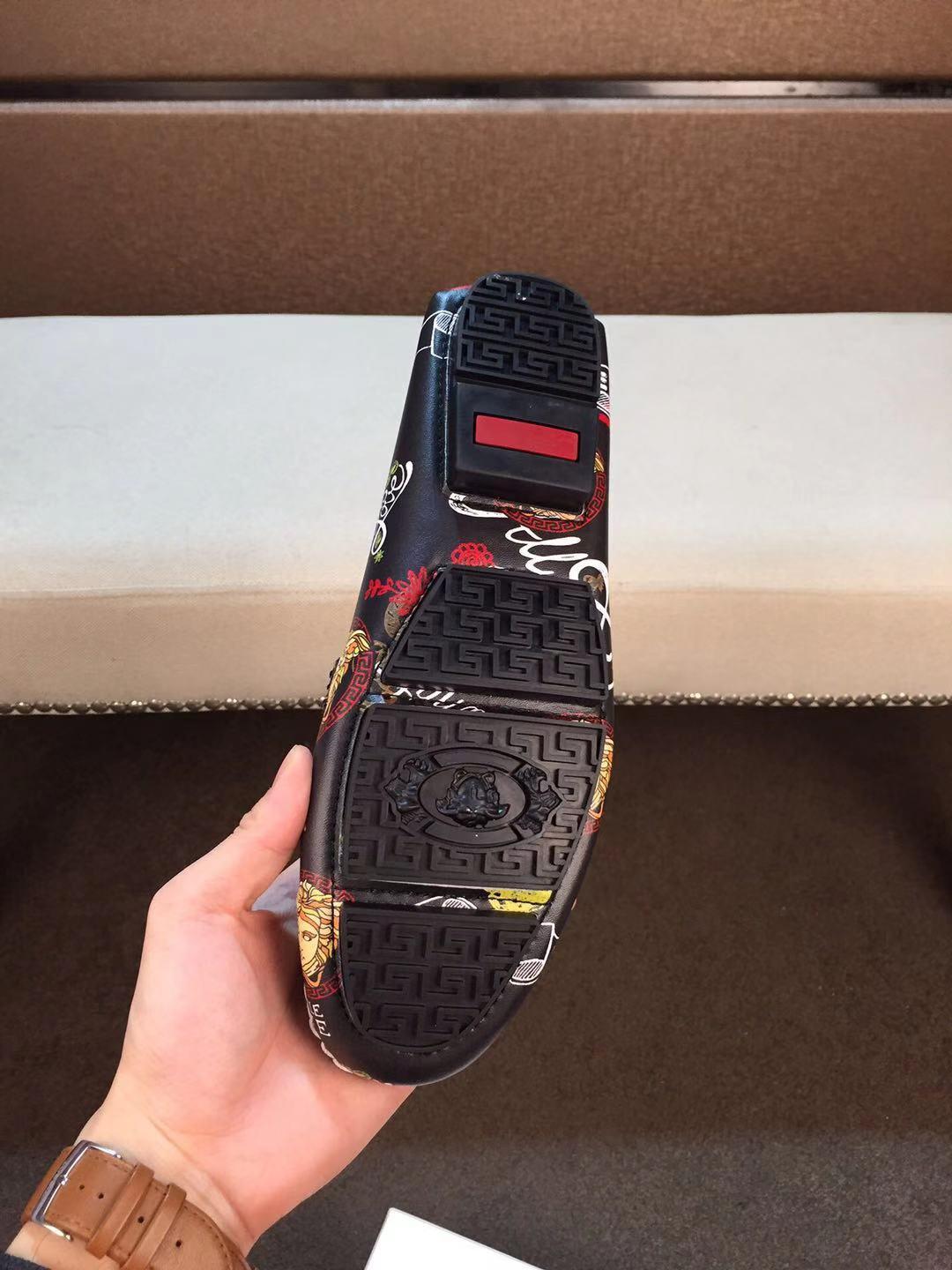 Giày lười Versace siêu cấp màu đen họa tiết hoa 