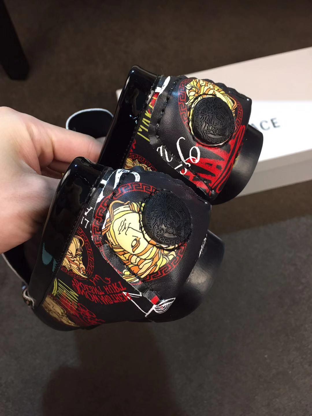 Giày lười Versace siêu cấp màu đen họa tiết hoa 