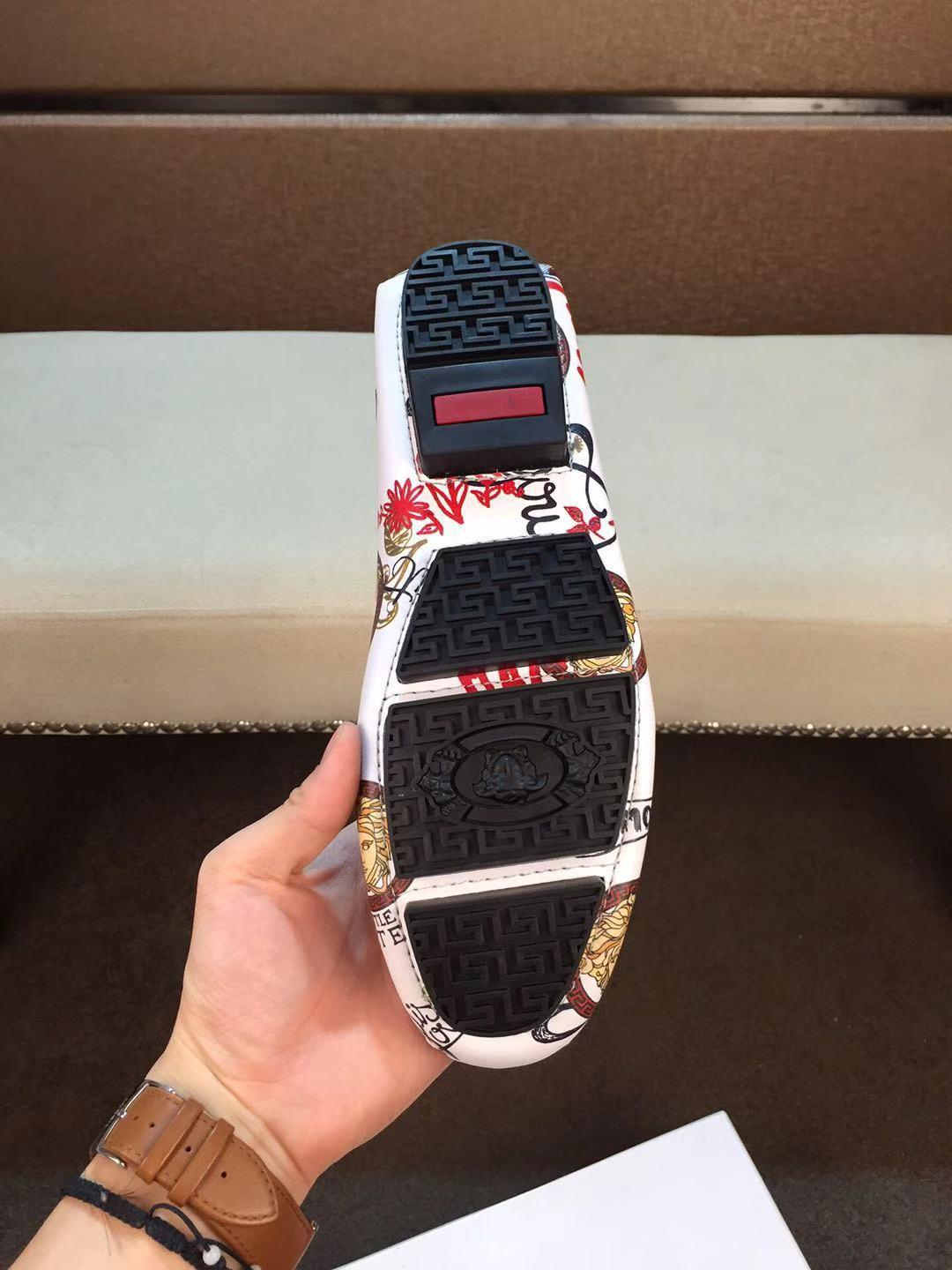 Giày lười Versace siêu cấp màu trắng họa tiết hoa đỏ