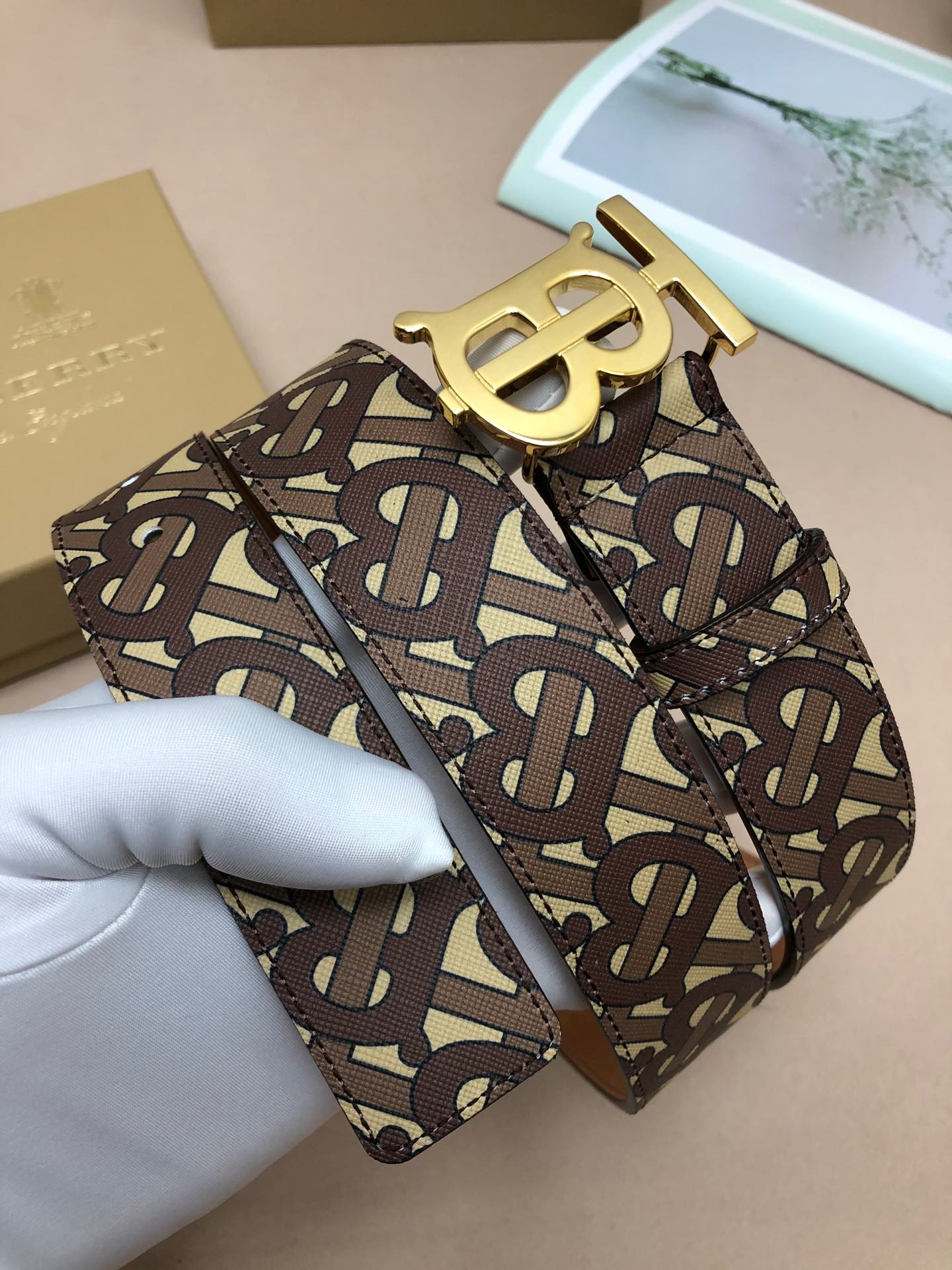 Thắt lưng nam Burberry siêu cấp họa tiết logo mặt chữ B vàng