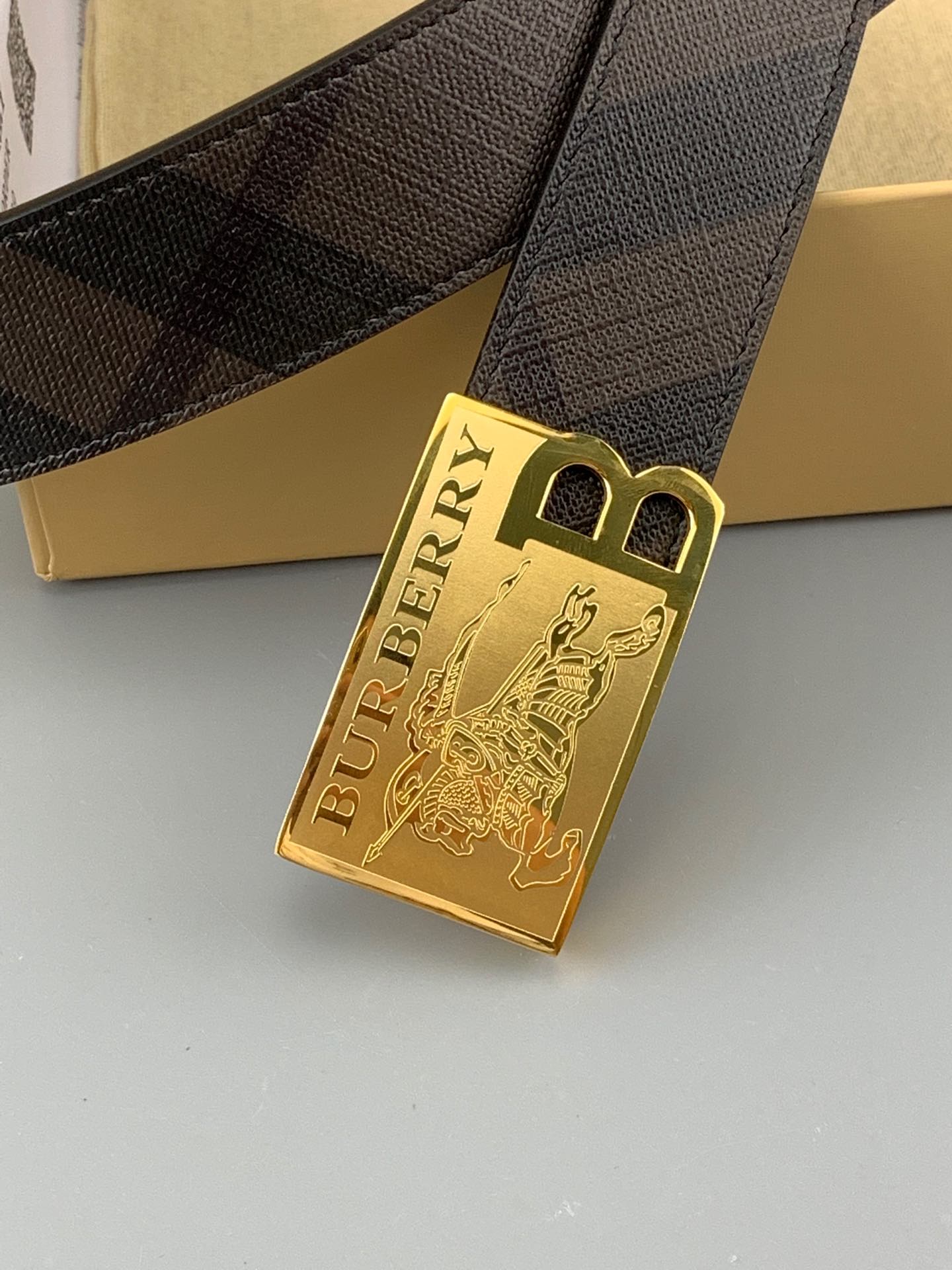 Thắt lưng nam Burberry siêu cấp khóa vuông vàng họa tiết ngựa