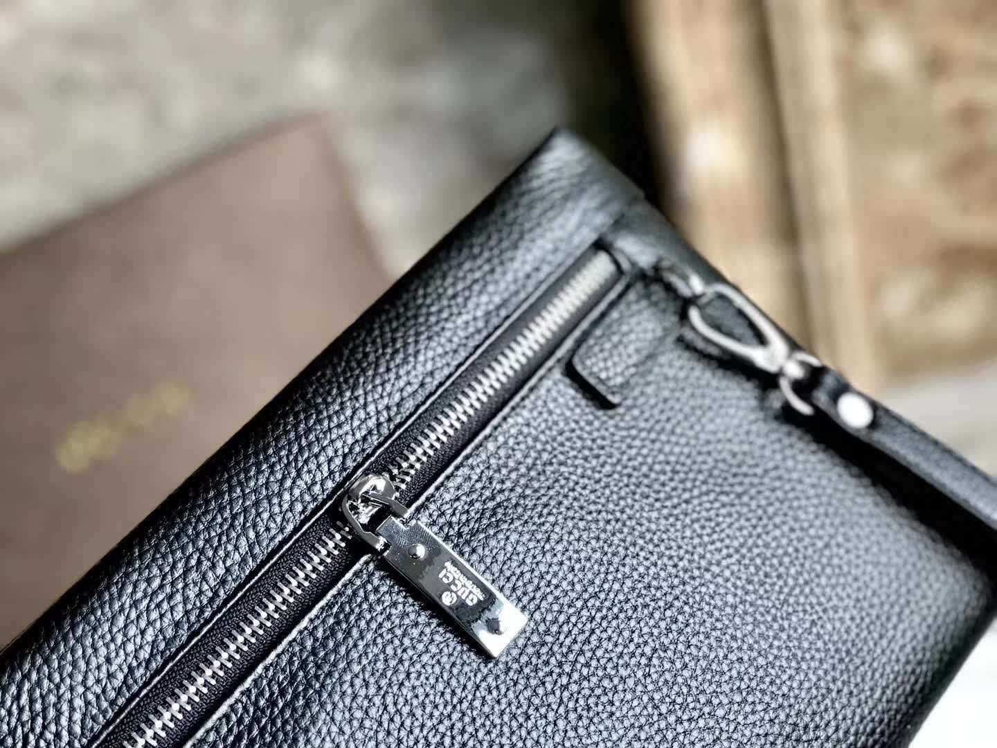 Ví nam Gucci siêu cấp cầm tay da nhăn họa tiết chữ G 