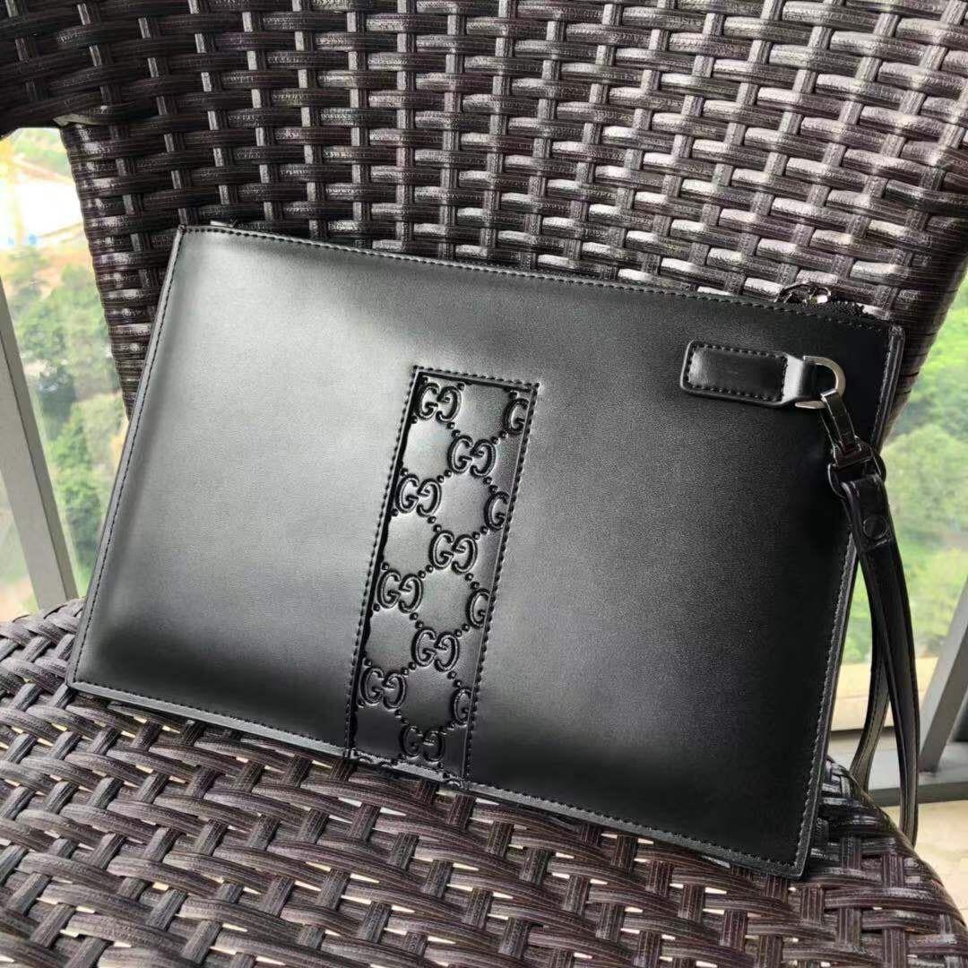 Ví nam Gucci siêu cấp cầm tay da trơn họa tiết logo ở giữa