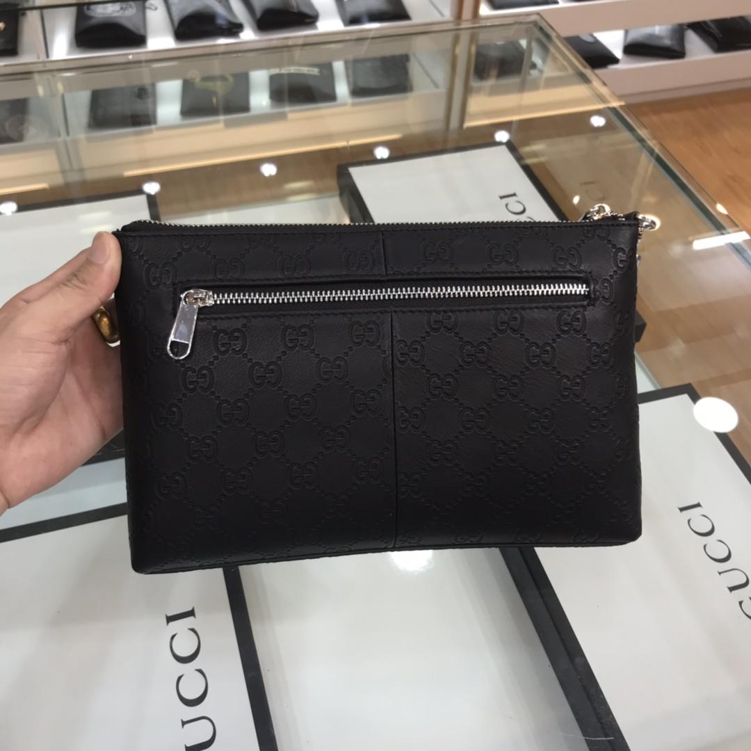 Ví nam Gucci siêu cấp cầm tay màu đen trơn họa tiết logo
