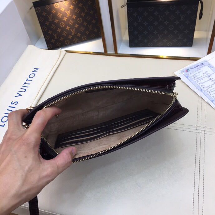 Ví nam Louis Vuitton siêu cấp cầm tay họa tiết da vân cá sấu màu nâu VNLV22