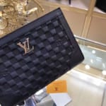 Ví nam Louis Vuitton siêu cấp cầm tay họa tiết ô vuông dập nổi