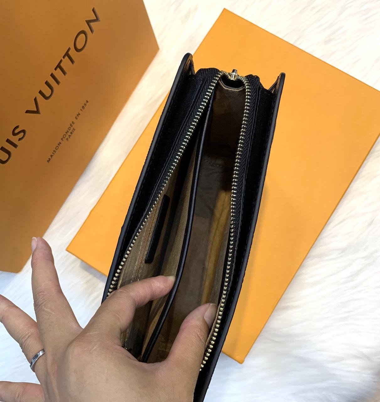 Ví nam Louis Vuitton siêu cấp cầm tay khoá số họa tiết caro chìm VNLV51