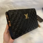 Ví nam Louis Vuitton siêu cấp cầm tay khoá số họa tiết caro chìm VNLV51