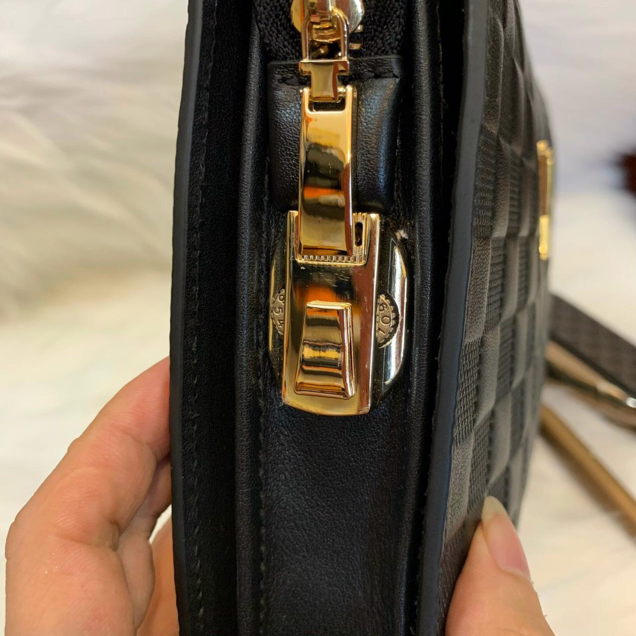 Ví nam Louis Vuitton siêu cấp cầm tay khoá số họa tiết caro chìm VNLV51