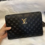 Ví nam Louis Vuitton siêu cấp cầm tay khoá số họa tiết caro chìm VNLV51