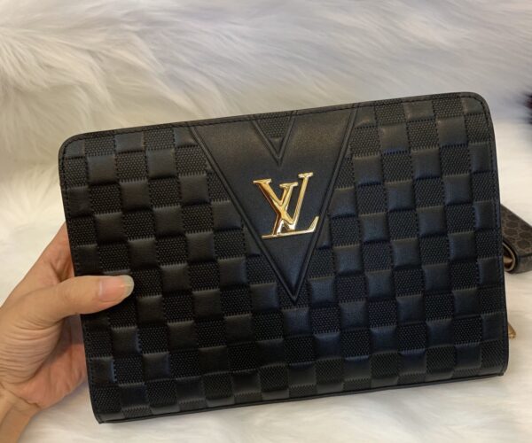Ví nam Louis Vuitton siêu cấp cầm tay khoá số họa tiết caro chìm VNLV51