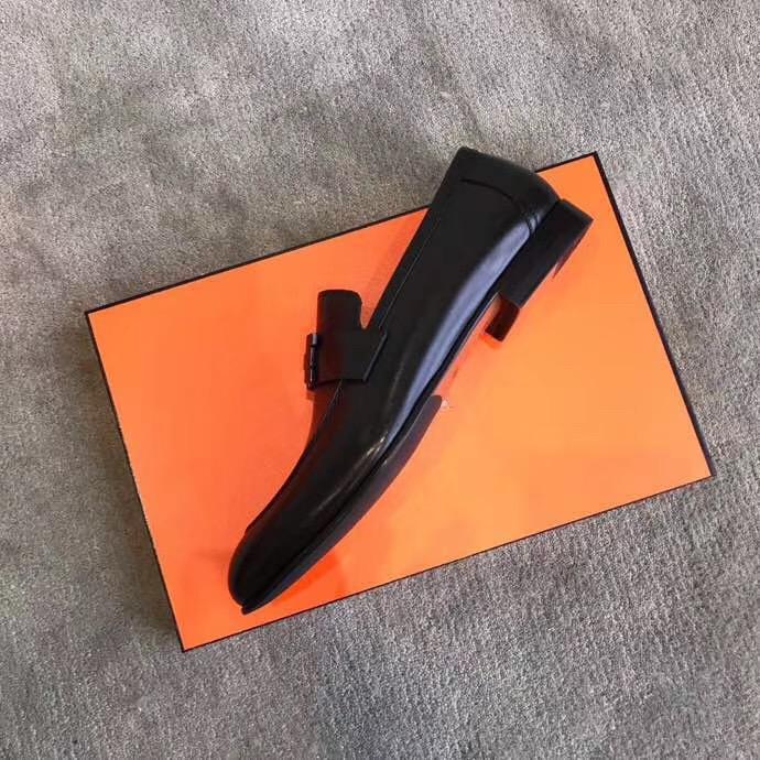 Giày lười Hermes siêu cấp mặt khóa logo màu đen bóng