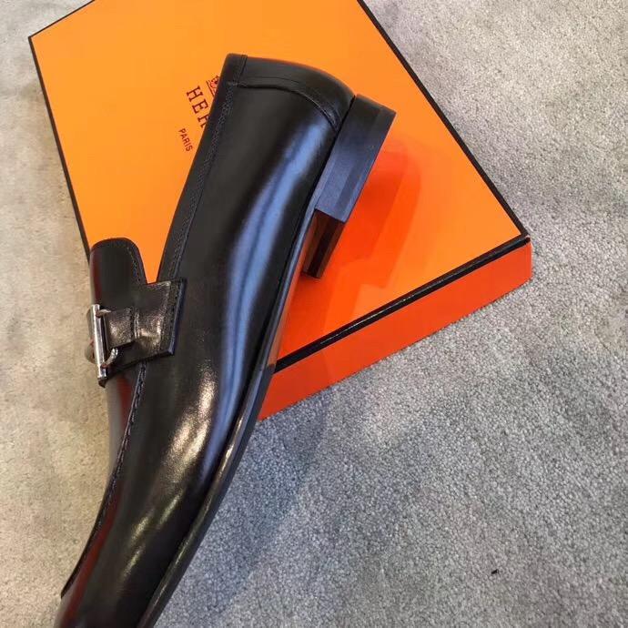 Giày lười Hermes siêu cấp mặt khóa logo thanh màu đen bóng