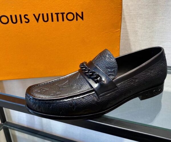 Giày lười Louis Vuitton like au đế cao hoạ tiết hoa chìm khoá xích GLLV90