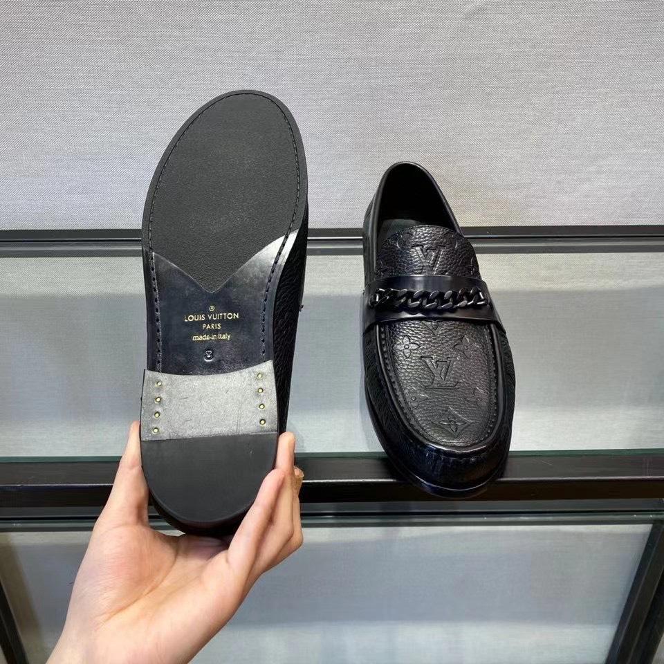 Giày lười Louis Vuitton like au đế cao hoạ tiết hoa chìm khoá xích GLLV90