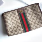 Ví nam Gucci siêu cấp cầm tay họa tiêt logo màu be viền kẻ đỏ VNG94