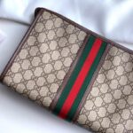 Ví nam Gucci siêu cấp cầm tay họa tiêt logo màu be viền kẻ đỏ VNG94