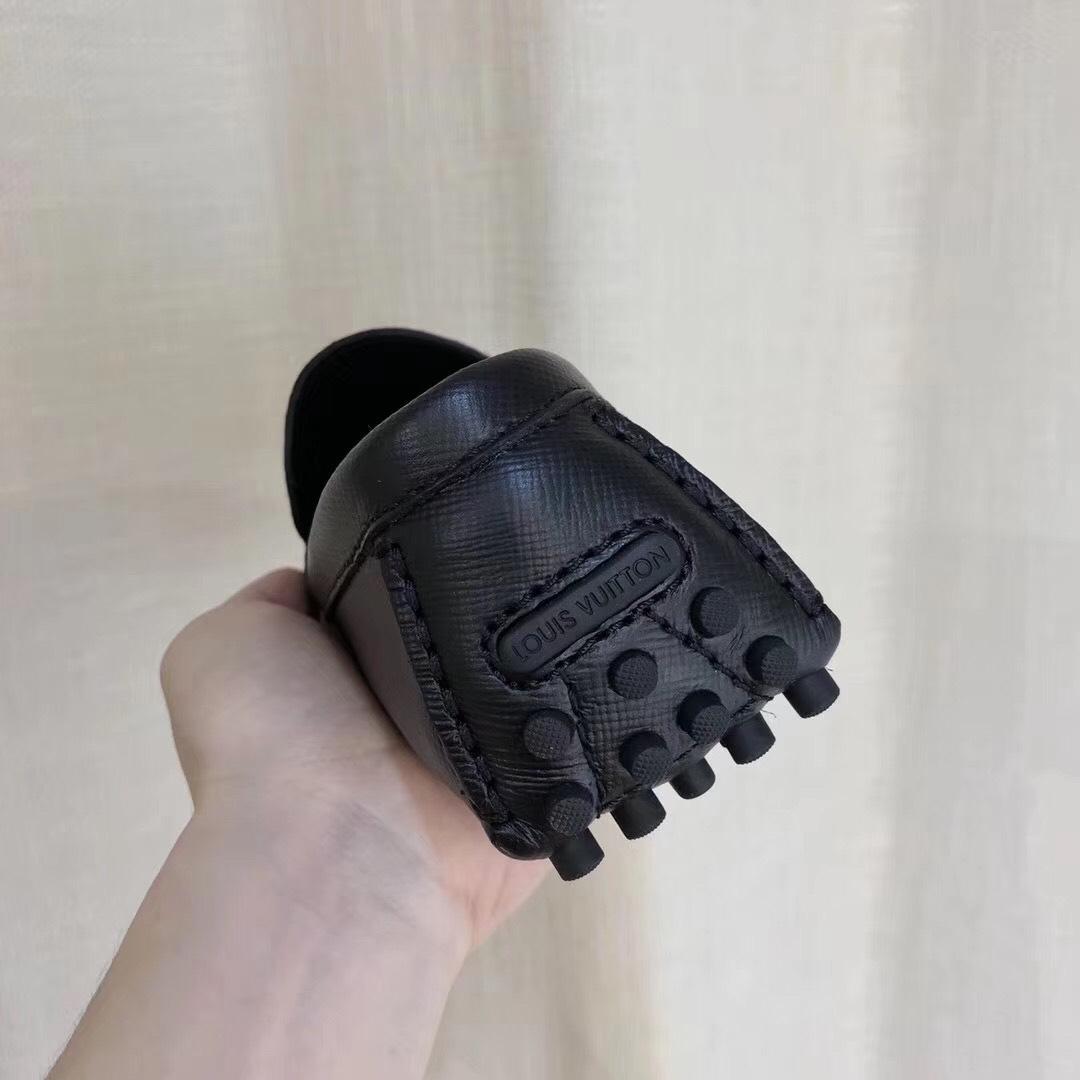 Giày lười Louis Vuitton like auth da taiga màu đen họa tiết logo nhỏ GLLV95