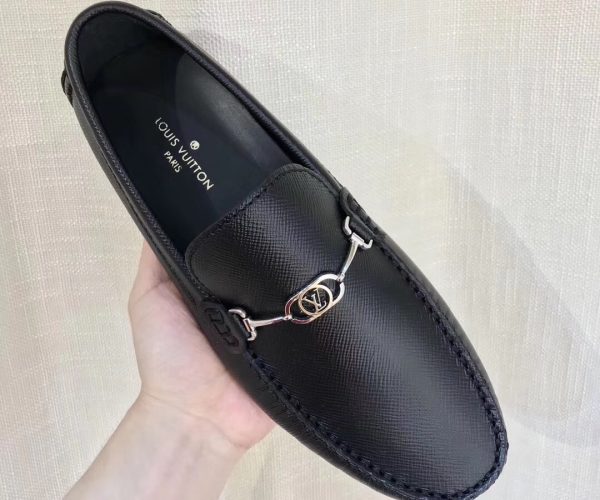 Giày lười Louis Vuitton like auth da taiga màu đen họa tiết logo nhỏ GLLV95