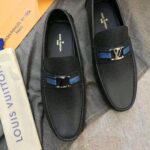 Giày lười Louis Vuitton like auth da taiga màu đen tag xanh GLLV92