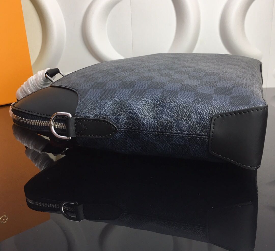 Túi xách nam Louis Vuitton họa tiết caro viền đen TXLV17