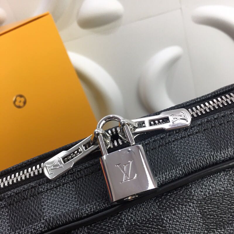 Túi xách nam Louis Vuitton họa tiết caro viền kẻ đen TXLV20