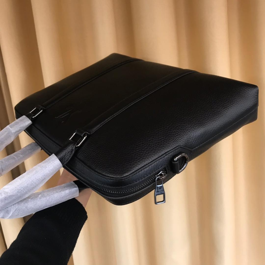 Túi xách nam Louis Vuitton siêu cấp họa tiết da nhăn màu đen TXLV14