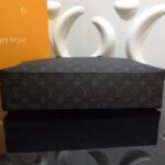 Túi xách nam Louis Vuitton họa tiết hoa đen TXLV18